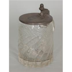 Glasbierkrug. Farbloses Glas mit breitem Bandhenkel. Abriss. über diagonal gedrehter Wandung Stei...