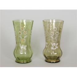 Zwei Gläser. Lichtgrünes Glas, dekoriert mit weissen Emailblumen und Goldrändern. Böhmen, um 1900...