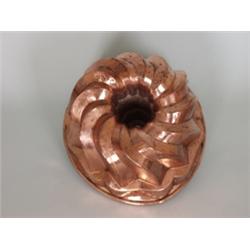 Backform. Guglhupf. Kupfer getrieben, im Inneren verzinnt. Deutsch, 18./19. Jh. D: 24 cm. 120,00...
