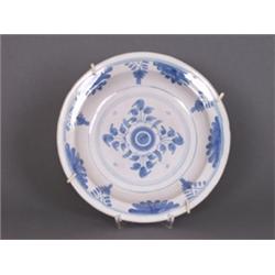 Teller. Fayence. Sandfarbener Scherben, weissglasiert. Bemalung in Blau. Im gemuldeten Zentrum st...