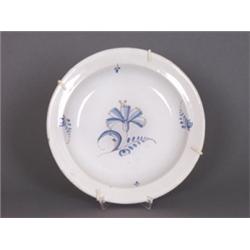 Teller. Fayence. Sandfarbener Scherben, grauweisse Glasur. Bemalung in Blau und Mangan. Im Spiege...
