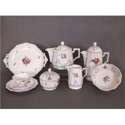 Teilservice. Bestehend aus Kaffee- und Teekanne, Milchkännchen, Zuckerdose, Platte, Gebäck-Körbch...