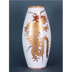 Vase. Hohe, ovale Wandung. Frontal, zwischen Goldrändern, reliefierter Drachendekor in Gold, Rot...