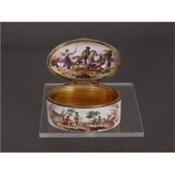 Tabatiere. Ovale Dose mit vergoldeter Silbermontur. Polychrome Bemalung. Allseitig auf den Aussen...