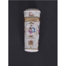 Nadeletui. Reliefdekor von Rocaillen und Gitterwerk. In gerahmten Kartuschen Diana, Putti und Mus...