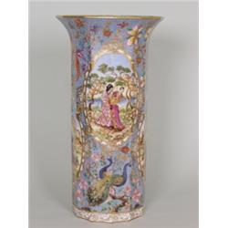 Grosse Vase. Zwölffach facettierte, zylindrische Wandung mit geweitetem Rand. Auf hellblauem Grun...