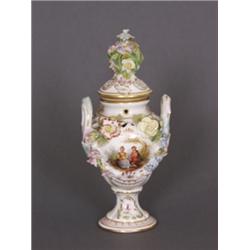 Potpurrivase. Balusterförmige Wandung auf rundem Standfuss. Schulter und Deckel gitterartig durch...