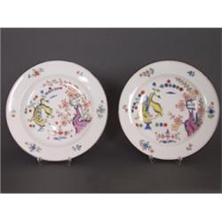 Paar Teller. Polychrom gemaltes Dekor des alten reichen Löwen. Rückseitig bez: K. Hof = Silberkam...