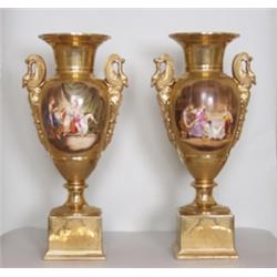 Paar Prunkvasen. Goldfond. Balusterform auf würfelartigem Podest. Seitlich reliefierte Palmettenh...