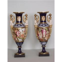 Paar Prunkvasen. Balusterförmige Vase auf quadratischer, schwarzer marmorplinthe. Auf seitlich an...