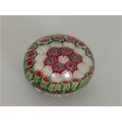 Zwei Paperweights. Gedrückte Kugelform. Farblose Glasmasse mit farbigen Mille-fiorieinschlüssen....