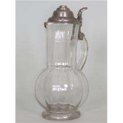 Weinkrug. Farbloses, mundgeblasenes Glas mit Abriss. Vertikal gerippte, bauchige Wandung. Getrepp...