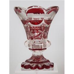 Pokal. Farbloses, sechsfach facettiertes Glas mit rot geätzter Dekoration. Walzenschlifffuss, Auf...