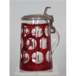 Bierkrüglein. Farbloses Glas mit geschliffenem Bodenstern. Rot geätzte Wandung mit Kugelschliff....