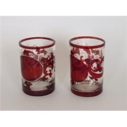 Zwei Becher. Farbloses Glas, zylindrische Wandung. Rot geätztes Medaillon und Rankendekor, weisse...