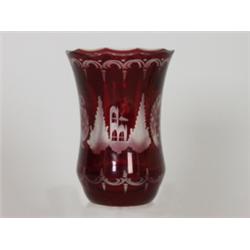Becher. Farbloses, rubinrot geätztes Glas mit ornamentalen Ausschliffen. Böhmen, um 1900. H: 13 c...