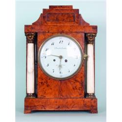 Pendule. Nadelholz, Thuja furniert. Hochrechteckiges, seitlich verglastes Gehäuse mit getrepptem...
