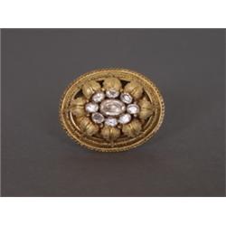 Damen-Armbanduhr. 18 Karat GG. Satiniertes, geflochtenes Armband. Rundes Gehäuse umlaufend besetz...