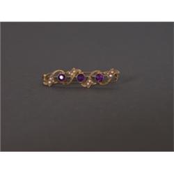 Stabnadel. 8 Karat. GG. Zwischen perlenbesetzten Blättern drei Amethysten. L: 4 cm. 70,00 €...