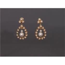 Paar Ohrringe. 14 Karat. GG. Ovaler, perlenbesetzter Kranz, mittig grosse Perle. L: 3,5 cm. 250,0...