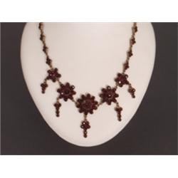 Granat-Collier. Aneinandergereihte Granatblüten, mittig Rosetten mit eingehängten Tropfen. Steckv...