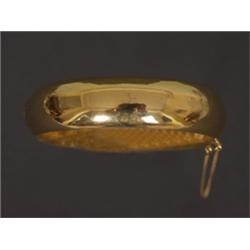 Armspange. 14 Karat. GG. Glatter, polierter Reif, Klappscharnier. Sicherheits-kettchen. D: 6 cm....