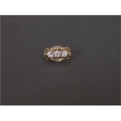 Damenring. 14 Karat GG. Rechteckige Schiene mit drei gefassten Brillanten, ca. 0,70 ct. Nach 1900...