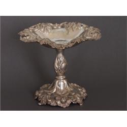 Anbietschale. Silber getrieben. Gewölbter Stand, Balusterschaft, sechsfach gebuckelte, flache Sch...