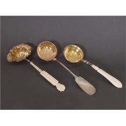 Bowlelöffel. Silber getrieben und vergoldet, Elfenbeinstiel. Frankreich, 2.H. 19. Jh. L: 35 cm. 1...