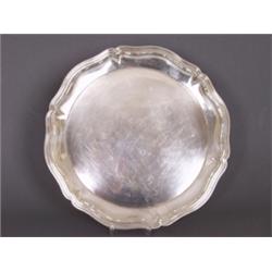 Tablett. Rund, passig geschweifter, profilierter Rand. Stempel 800. D: 34 cm. Gew. ca. 690 g 350,...