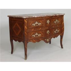 Louis- XV-Kommode. Nadelholz, Nussbaum und Palisander furniert. Zweischubiger, seitlich eingeschw...