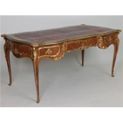 Bureau Plat. Eiche, Palisander, Nuss- und Satinholz furniert. Rechteckiger, passig geschweifter Z...