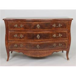 Louis-XV- Kommode. Pappel- und Nadelholz, Nuss-, Nusswurzel und Palisander furniert. Dreischübige...