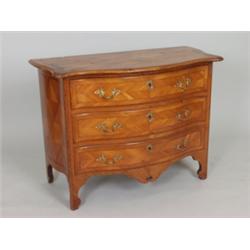Barock-Kommode. Nadelholz, Esche furniert. Frontal und seitlich geschwungener, dreischubiger Körp...