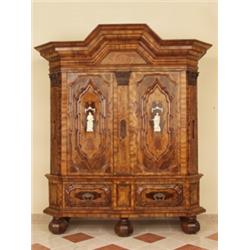 Barock-Schrank. Nussholz, Nusswurzel, Esche und Ahorn auf Eiche furniert. Hochrechteckiger, zweit...
