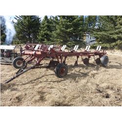 IH 770 - 6 BOTTOM PLOW