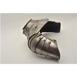 18AT-12 GORGET "ANIMME"Authentic 16th to 17th century armorer made  animme gorget and shoulders. Bra