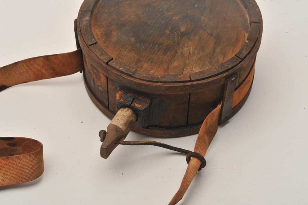18AL5 WOOD CANTEENAmerican handmade wood canteen with fabric strap
