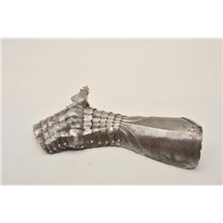 18AT-17 GERMAN STYLE MITTEN GAUNTLETGermanic 17th century fancy mitten gauntlet  for left hand and t
