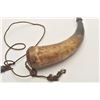 Image 2 : 18AP-57 KENTUCKY HORNPeriod Kentucky rifle type powder horn with  wood base and cap/attached primer 