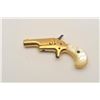 Image 1 : 18BT-4 COLT 22 DERRINGERColt .22 derringer with gold finish and pearl  grips. NSNV. Lock broken. 80%