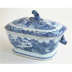 An 18th century Chinese export porcelain vegetable tureen and cover, painted with a fence pattern...