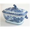 Image 1 : An 18th century Chinese export porcelain vegetable tureen and cover, painted with a fence pattern...