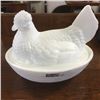 Image 1 : LOT260: Fenton Hen on Nest Milk Glass - Split Tail