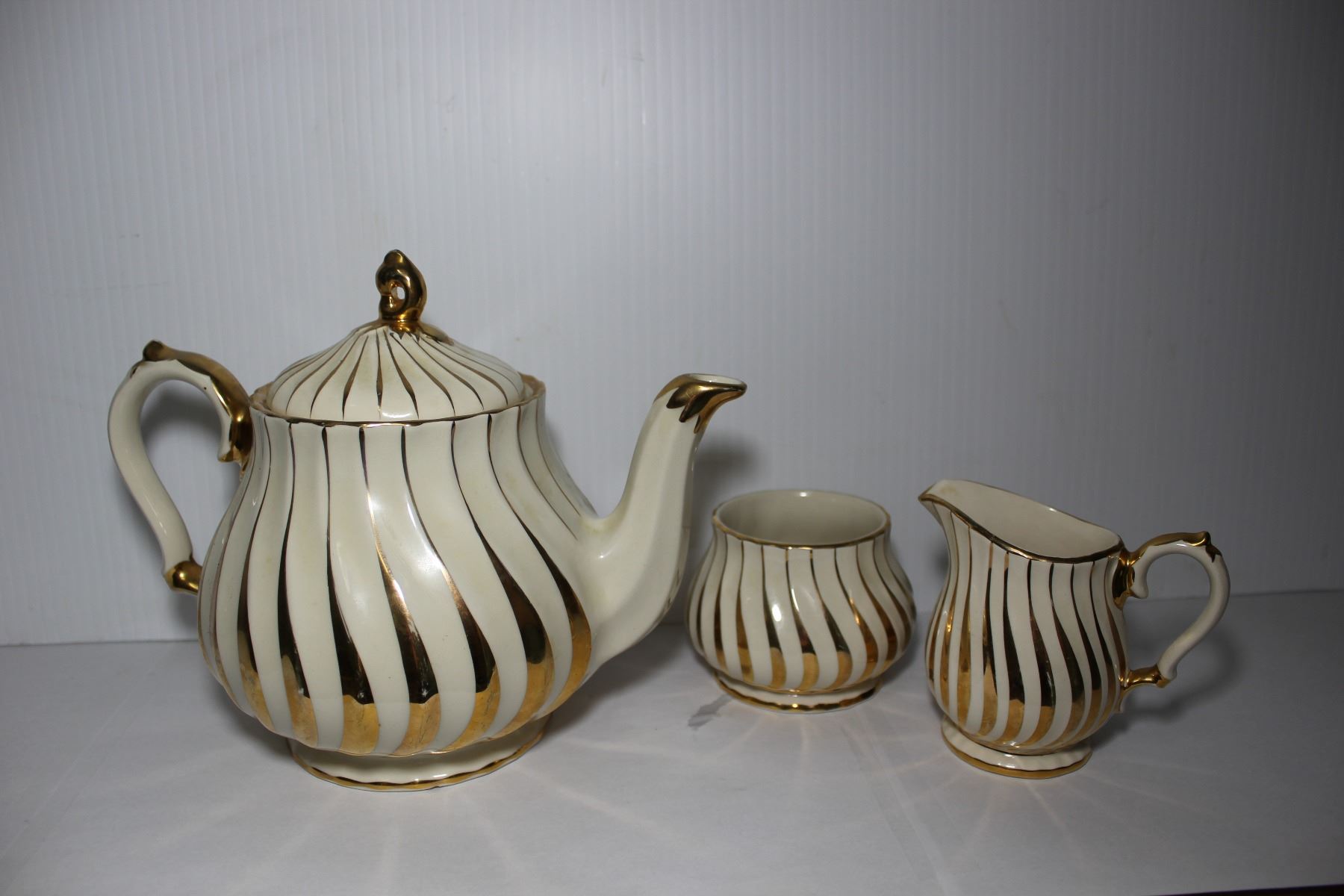 Sadler England Teapot, milk and sugar bowl, 14 2737 Schmalz Auctions