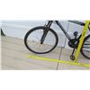 Image 25 : Roadmaster Granite Peak Men's 18 Speed Torque Drive Black Gray Mountain Bike
