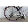 Image 2 : Huffy Norwood 700C Women's Silver Pink Cruiser Bike w/ Carrier