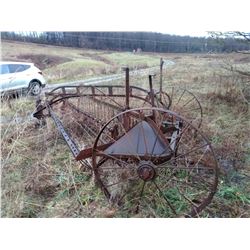 VINTAGE ALL STEEL ANTIQUE HAY RAKE