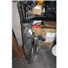 Image 1 : VINTAGE BAG OF GOLF CLUBS AND RAZOR SCOOTER