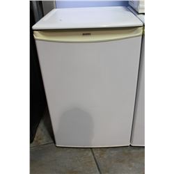 WHITE KENMORE BAR FRIDGE